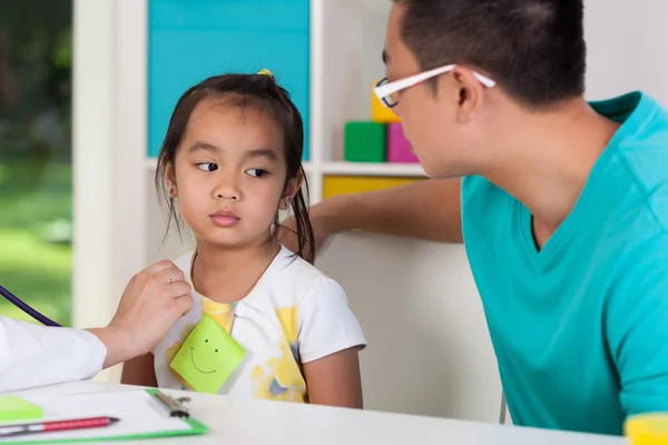 Dad with sick daughter — Stock Photo, Image