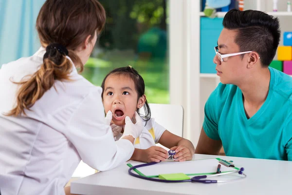 Girl with dad at pediatrician — Stock Photo, Image