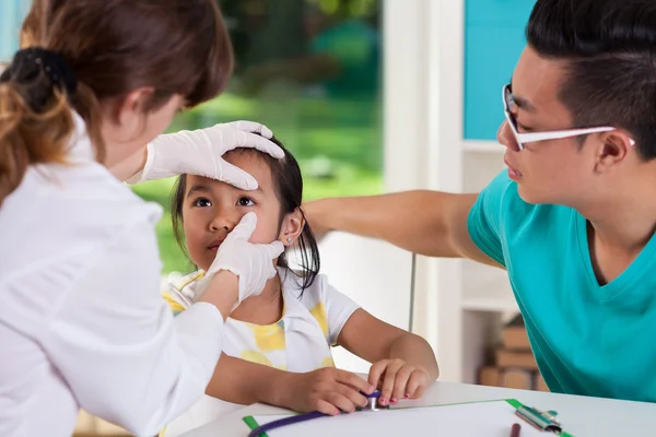 Girl during eye examination — Stock Photo, Image