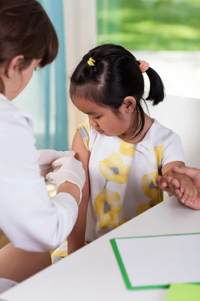 Fille pendant le vaccin — Photo