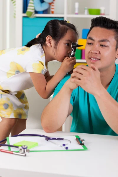 Mädchen mit Spaß mit Papa — Stockfoto