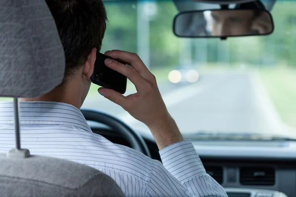 Hablando por teléfono durante la conducción del coche — Foto de Stock