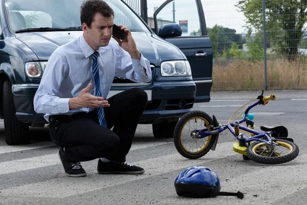 Hilferuf nach Zusammenstoß mit Radfahrer — Stockfoto