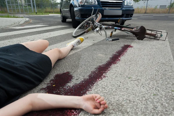 Död kvinna på gatan — Stockfoto