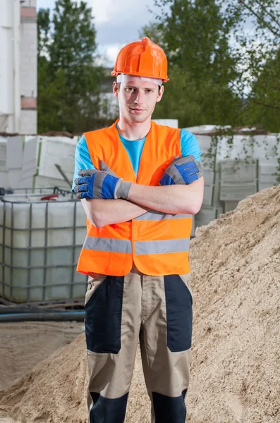 Builder standing with arms crossed — Stock Photo, Image