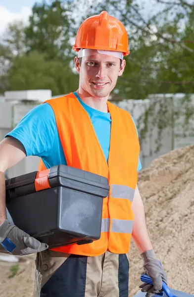 Trabajadores de la construcción sosteniendo caja de herramientas — Foto de Stock