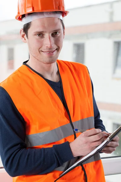 Inspector with clipboard at building site — Stock Photo, Image