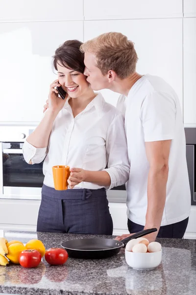 Business couple in the kitchen — Stock Photo, Image