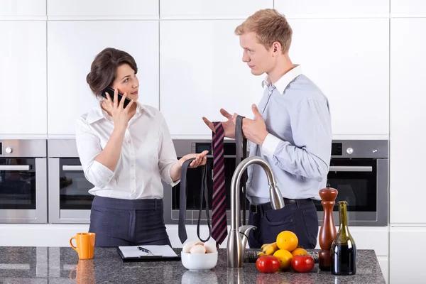 Uomo scegliere una cravatta — Foto Stock