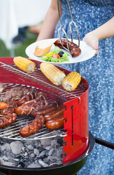 Anfitrión sirviendo plato a la parrilla mujer — Foto de Stock