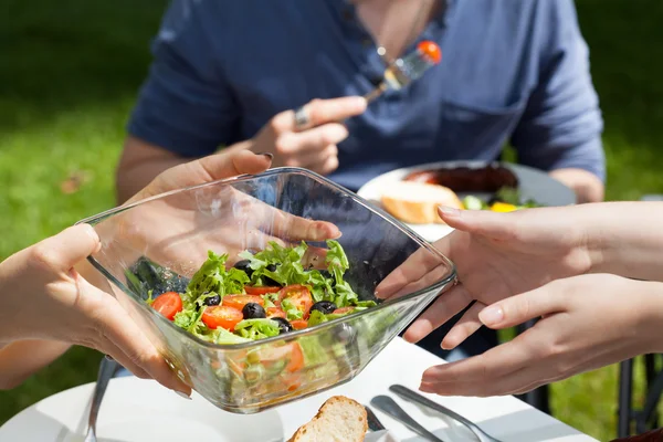 Sallad på trädgårdsfest — Stockfoto