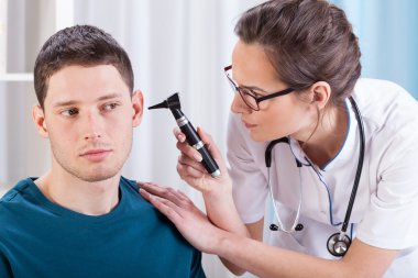 laryngologist hasta kulakları incelenmesi 