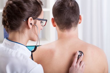 Doktor hastanın akciğerleri incelenmesi