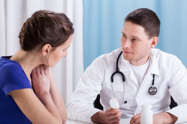 Doktor hastaya ilaç tavsiye