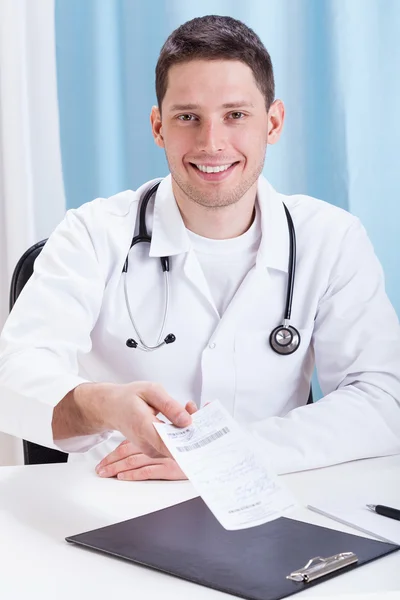 Doctor giving recipe to patient — Stock Photo, Image