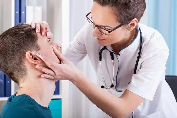 Arzt untersucht Patientenaugen — Stockfoto