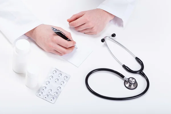 Doctor prescribing medicines to patient — Stock Photo, Image