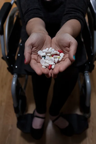 Mulher com deficiência com medicamentos para a depressão — Fotografia de Stock