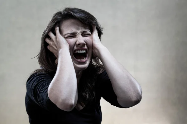 Розлючена молода жінка кричить — стокове фото