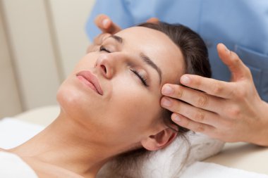 piacevole massaggio alla testa nella spa