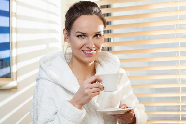 Женщина пьет чай после лечения — стоковое фото