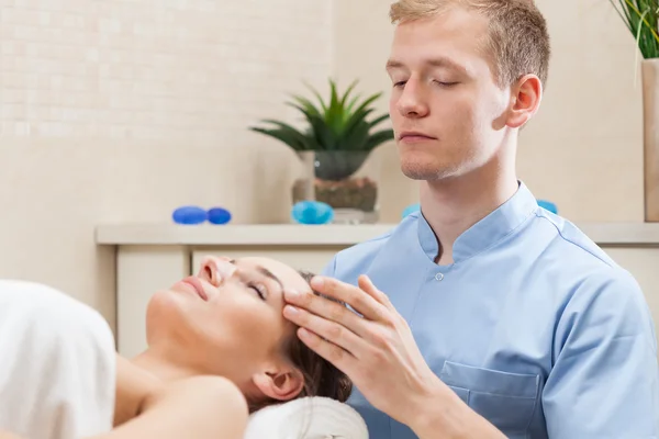 Massagista massageando a cabeça da senhora — Fotografia de Stock