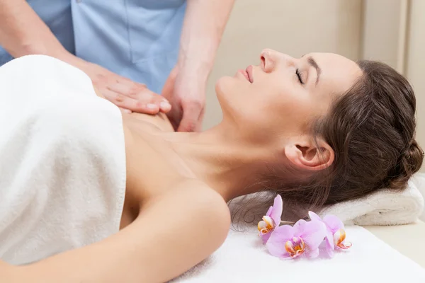 Massagem no braço na sala de spa — Fotografia de Stock