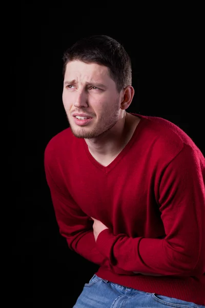 Junger Mann mit Bauchschmerzen — Stockfoto