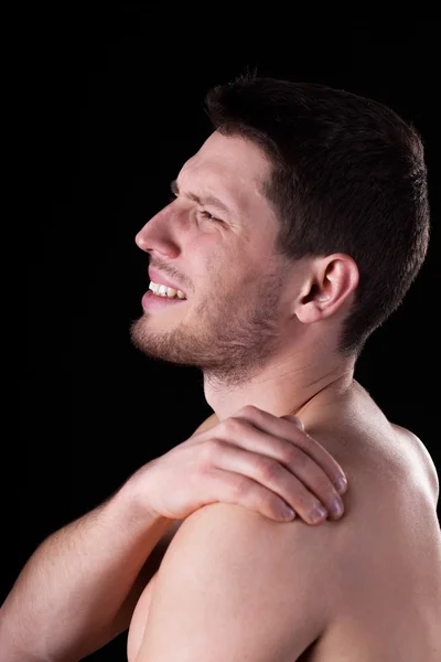 Hombre desnudo sufriendo de dolor de hombro — Foto de Stock