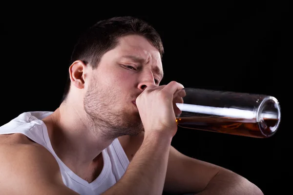 Homem viciado em álcool — Fotografia de Stock