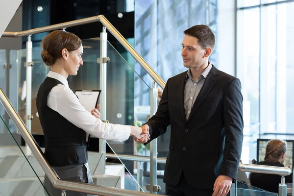 Businesswoman and businessman shaking hands — Stock Photo, Image