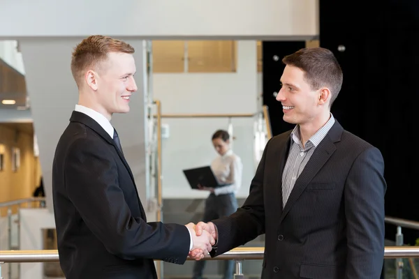 Twee zakenmannen schudden elkaar de hand — Stockfoto