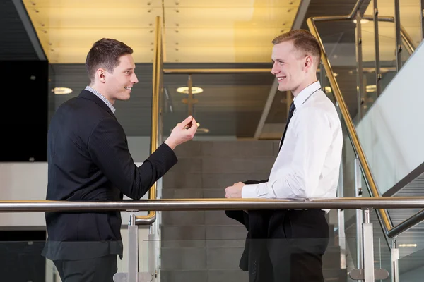 Twee zakenmannen die met elkaar praten — Stockfoto