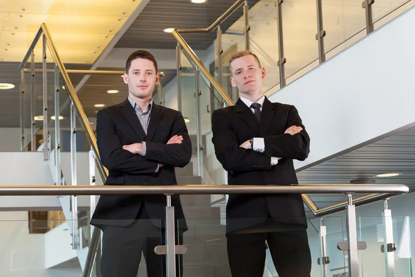 Two businessmen standing with arms crossed — Stock Photo, Image