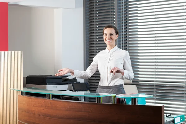Female receptionist showing welcome gesture — Stock Photo, Image