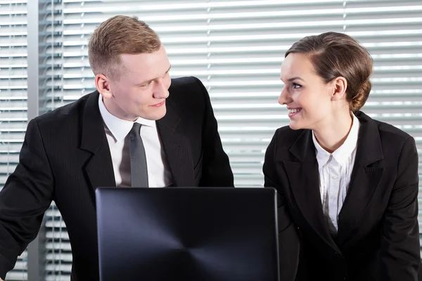 Les gens d'affaires travaillant dans le bureau — Photo