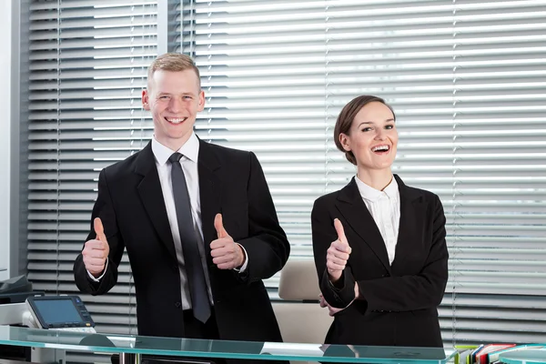 Receptionists yukarı işareti gösteriliyor — Stok fotoğraf