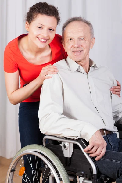 Tekerlekli sandalyedeki engelli adam ve hemşire — Stok fotoğraf