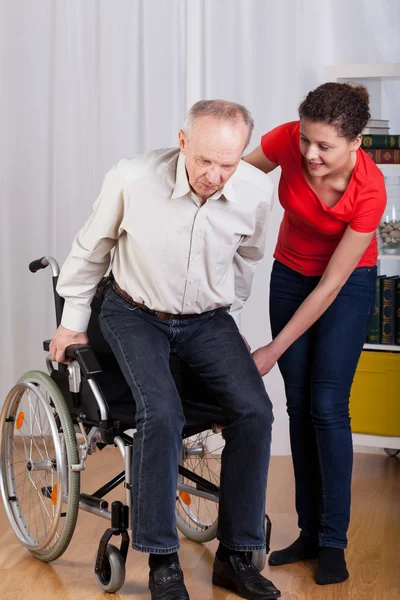 Uomo disabile che cerca di alzarsi — Foto Stock