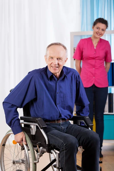 Gamla och handikappade lycklig — Stockfoto