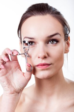 güzel kız kirpik kıvırıcı kullanmak