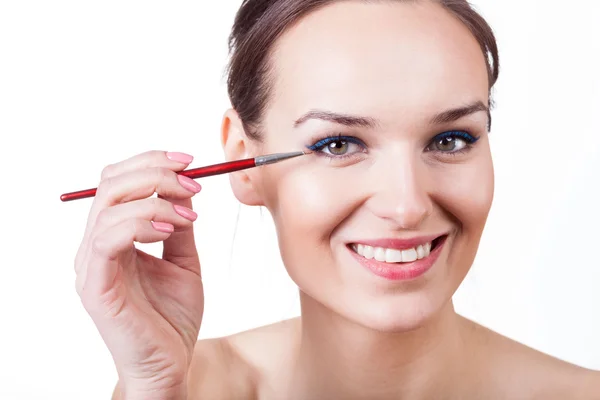 Woman applying eyeliner with brush — Stock Photo, Image