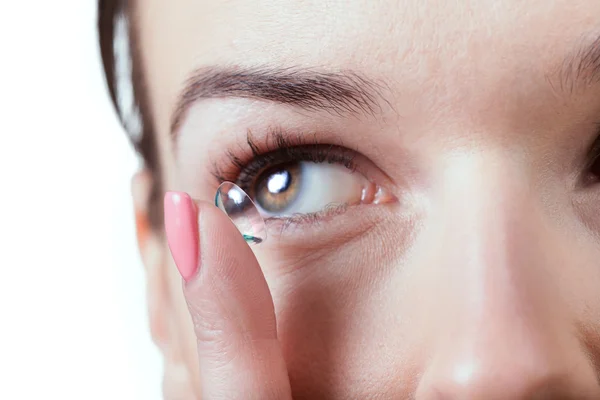 Inserting a contact lens in female eye — Stock Photo, Image