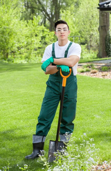 Joven jardinero con pala — Foto de Stock