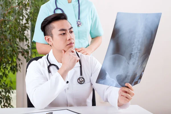 Médico examinando rayos X escaneado — Foto de Stock