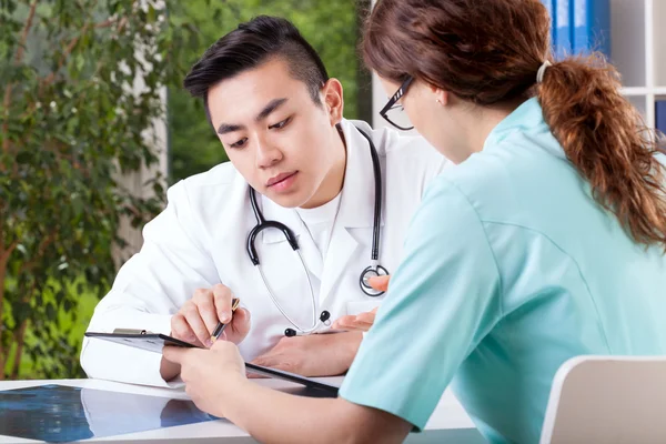 Doctor and nurse interpreting results — Stock Photo, Image