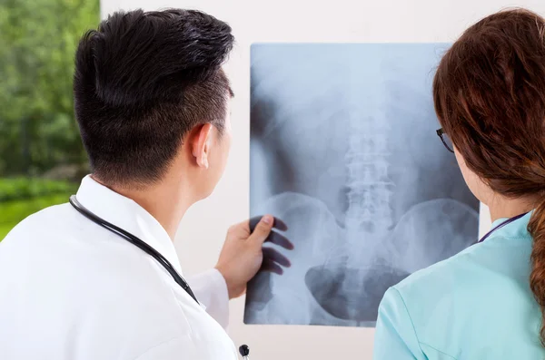 Doctors looking at x-ray scan — Stock Photo, Image