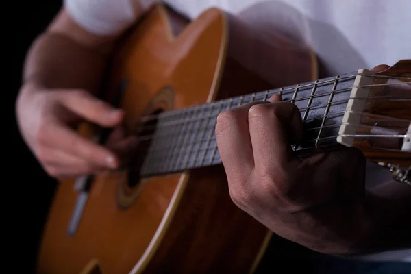 Hombre tocando en la guitarra — Foto de Stock