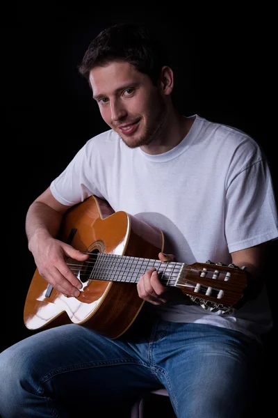 Guitarrista masculino com guitarra — Fotografia de Stock