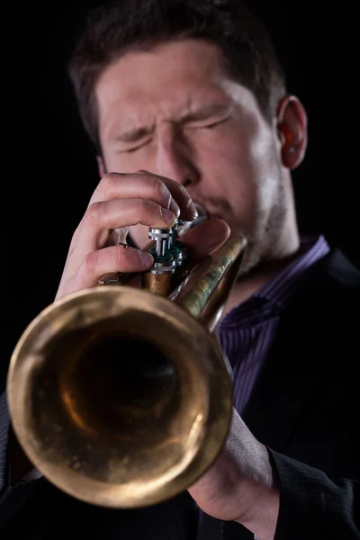 Man playing on trumpet — Stock Photo, Image